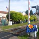 Die stillgelegte , grenzübergreifend zu reaktivierende Bahnstrecke genau vor dem Rathaus in Lemberg  / Bitscher Land